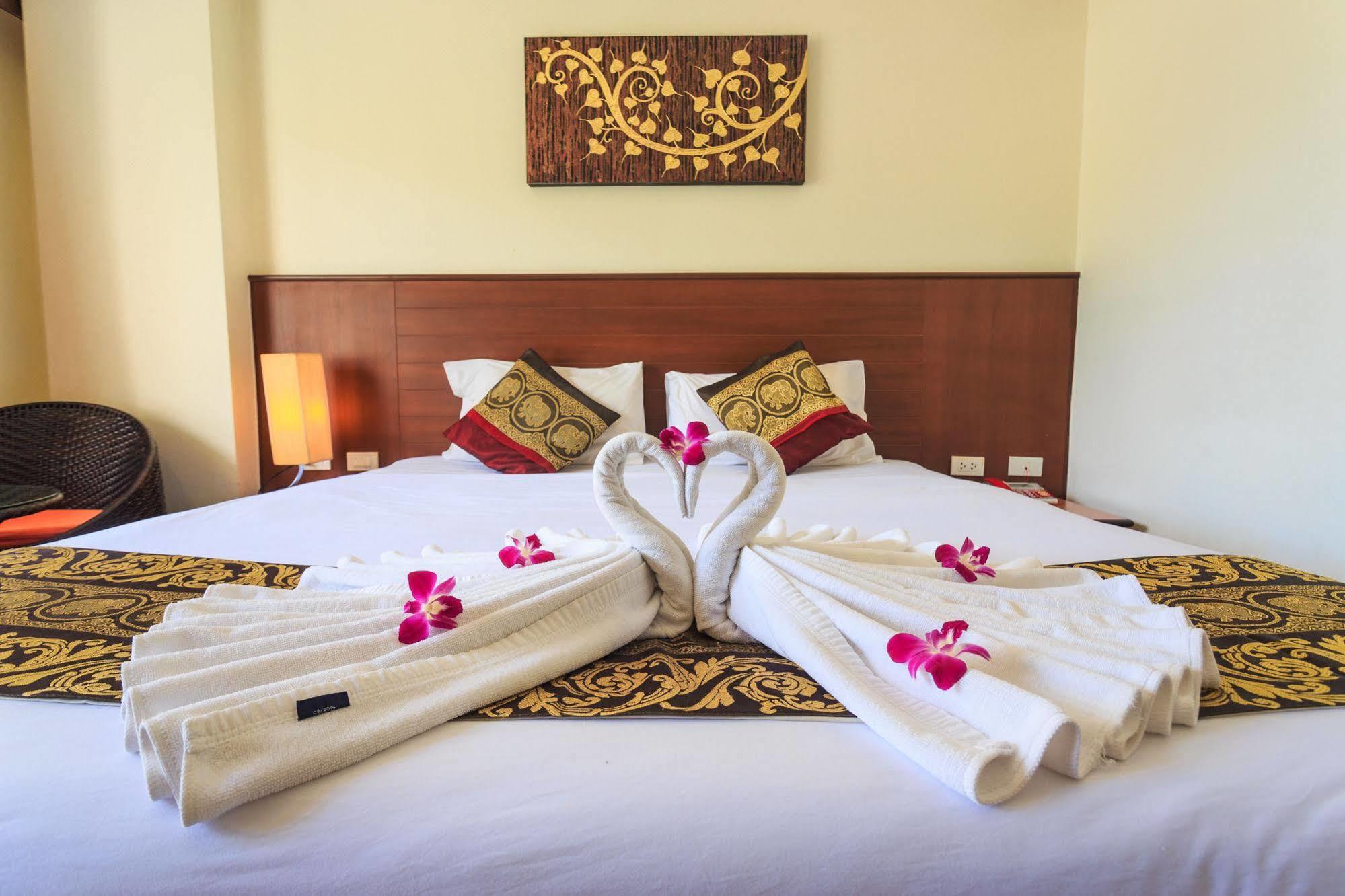 Sharaya Patong Hotel Esterno foto