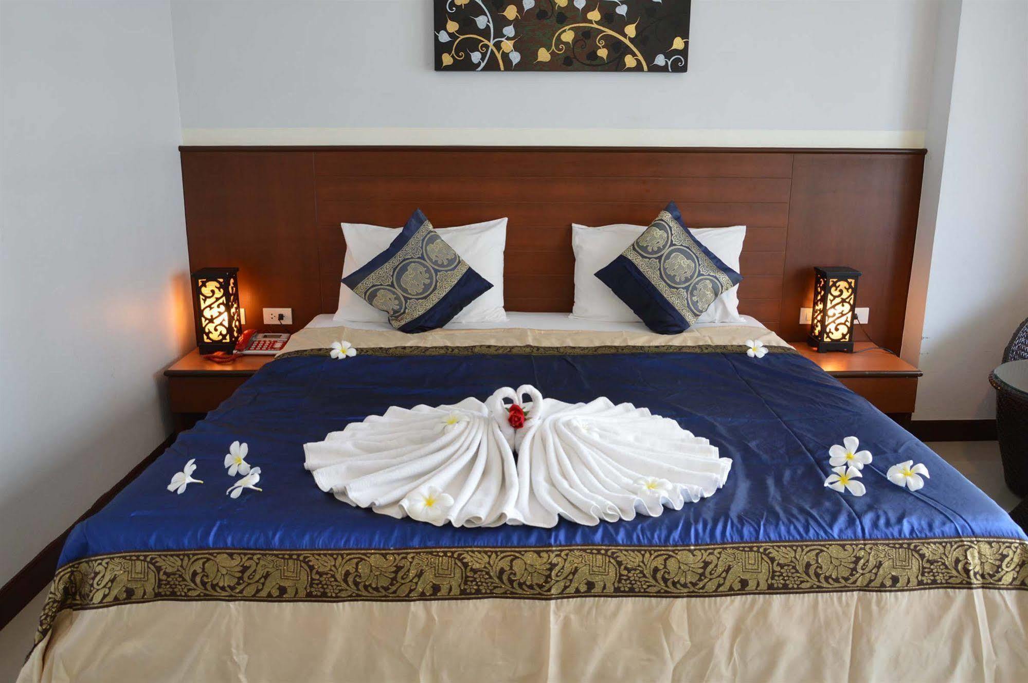 Sharaya Patong Hotel Esterno foto