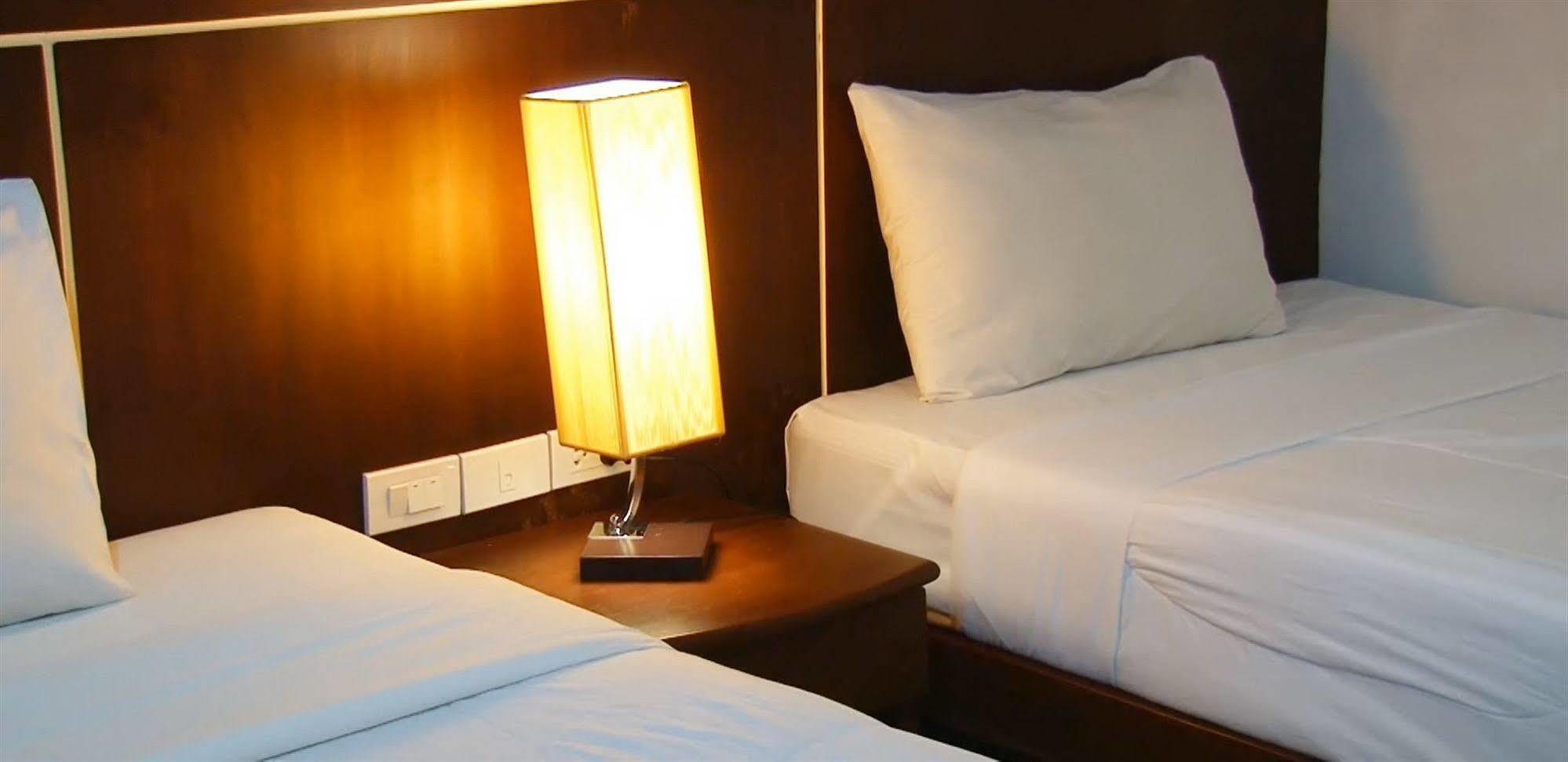 Sharaya Patong Hotel Esterno foto